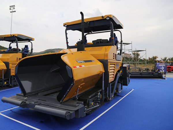 RP1255TIV 12.5m أقصى عرض رصف آلة تسوية رصف الخرسانة الأسفلت مع نظام التسوية التلقائي في المخزون - صورة 4