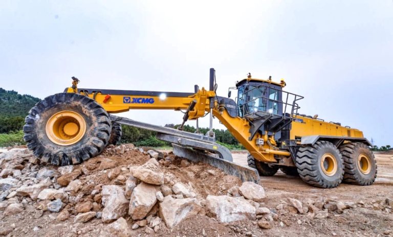 Ventes de grandes niveleuses, grues et grues en octobre 2024